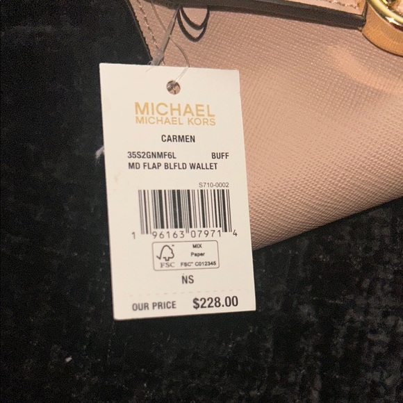 Michael Kors Pink Wallet-New - Picture 6 of 6